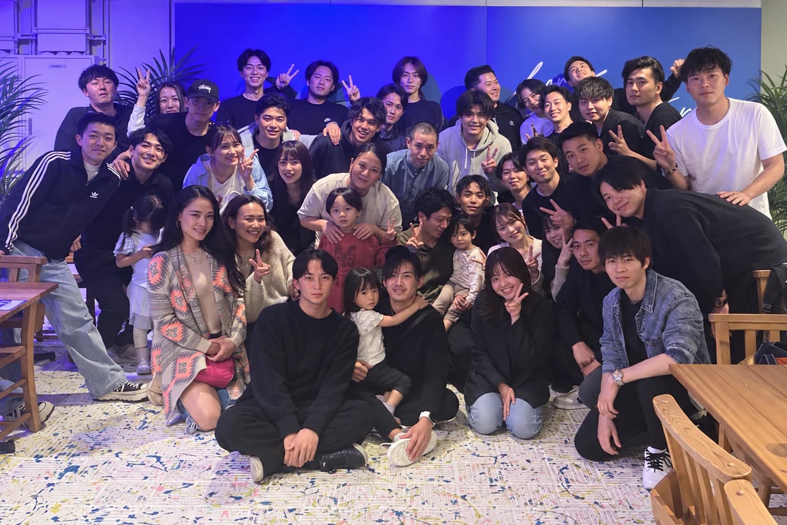 会場で笑顔を見せる人々の集合写真
